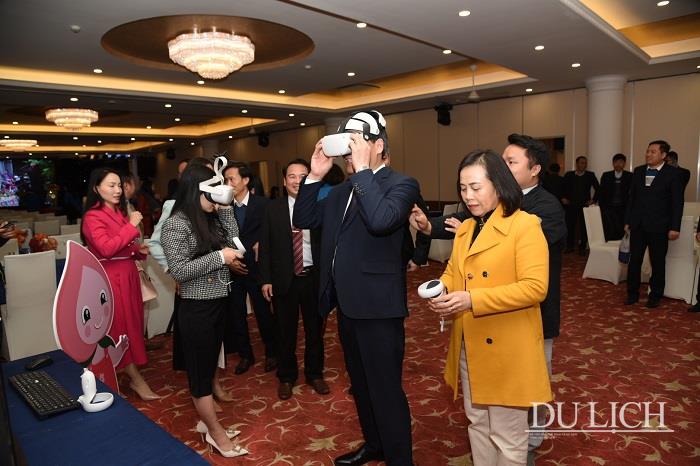 Các đại biểu trải nghiệm tham quan Lạng Sơn bằng công nghệ thực tế ảo